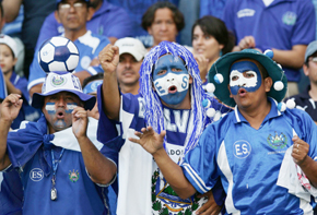 LOS AFICIONADOS APOYARON A LA SELECTA  EN EL ESTADIO CUSCATLAN CON LA SELECCION DE PANAMA, DURANTE EL JUEGO EL SALVADOR PANAMA ELIMINATORIAS PARA SUDAFRICA 2010, EL SALVADOR GANO 3-1. FOTO RICARDO BENITEZ ------ a proporción color