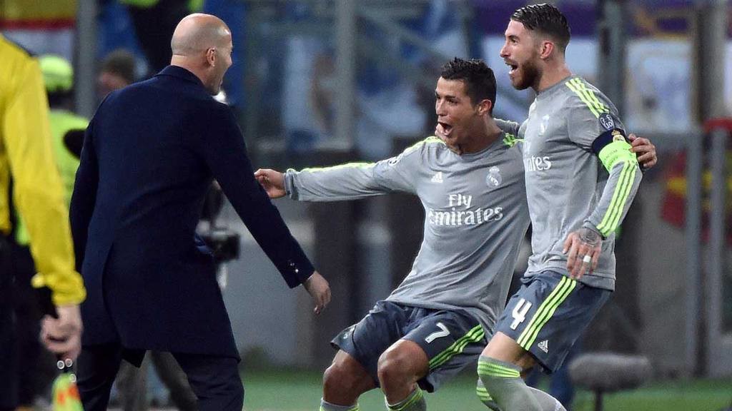 ROM01. ROMA (ITALIA), 17/02/2016.-Cristiano Ronaldo (c) de Real Madrid celebra con su entrenador, Zinedine Zidane (i) una anotaciÛn hoy, miÈrcoles 17 de febrero de 2016, durante el partido de la Liga Europea de Campeones UEFA entre Real Madrid y Roma en el estadio OlÌmpico de Roma (Italia). EFE/ETTORE FERRARI  ITALIA F⁄TBOL