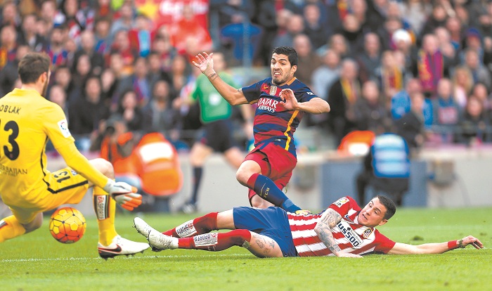 GRA158. BARCELONA, 30/01/2016.- El delantero del Barcelona Luis Su·rez (c), ante el defensa del AtlÈtico de Madrid JosÈ MarÌa GimÈnez (en el suelo) y el portero Jan Oblak, marca el segundo gol de su equipo durante el partido correspondiente a la vigÈsima segunda jornada de liga contra el AtlÈtico de Madrid, disputado hoy en el Camp Nou de Barcelona. EFE/Alejandro GarcÌa