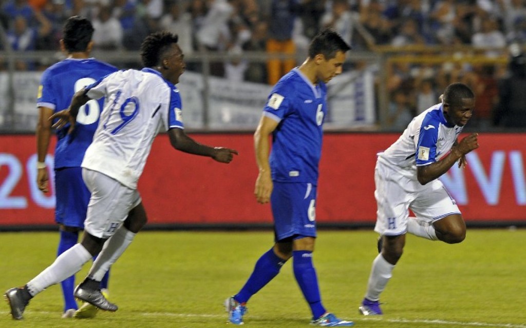 Honduran players celebrate after scoring against El Salvador during their Russia 2018 FIFA World Cup Concacaf Qualifiers' football match, in San Pedro Sula, Honduras, on March 29, 2016.    AFP PHOTO / ORLANDO SIERRA / AFP / ORLANDO SIERRA